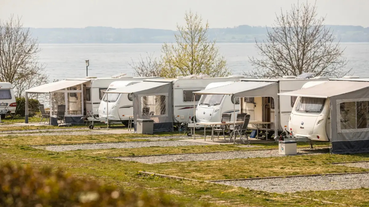 Dauercamping am Bodensee mit Wohnwagen und gepflegten Stellplätzen am Seeufer