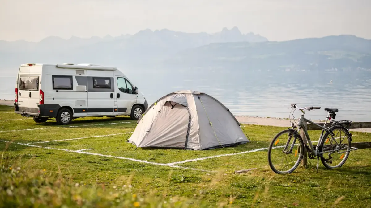 Campingplatz am Bodensee mit Zelt, Wohnmobil und Blick auf den See im Grenzraum Deutschland, Österreich, Schweiz