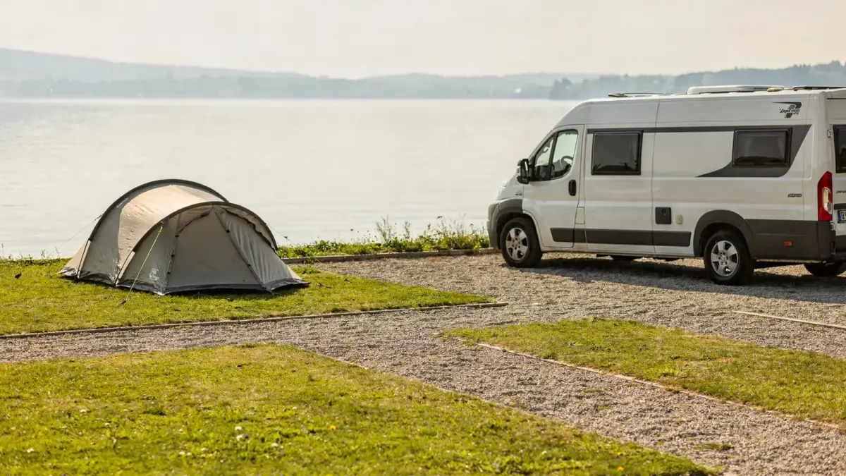 Camping am Bodensee mit markierten Stellplätzen und Zelt bei der Platzwahl