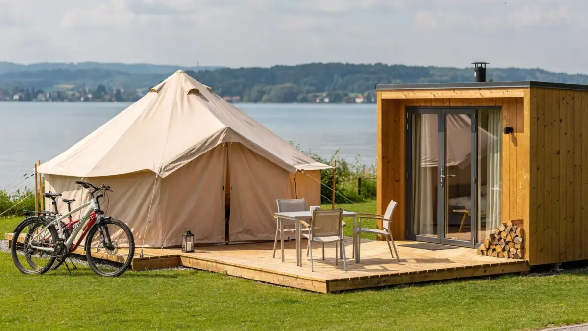 Campingplatz-Mietunterkunft am Bodensee mit Glamping-Zelt und Holzferienhaus auf gepflegtem Gelände