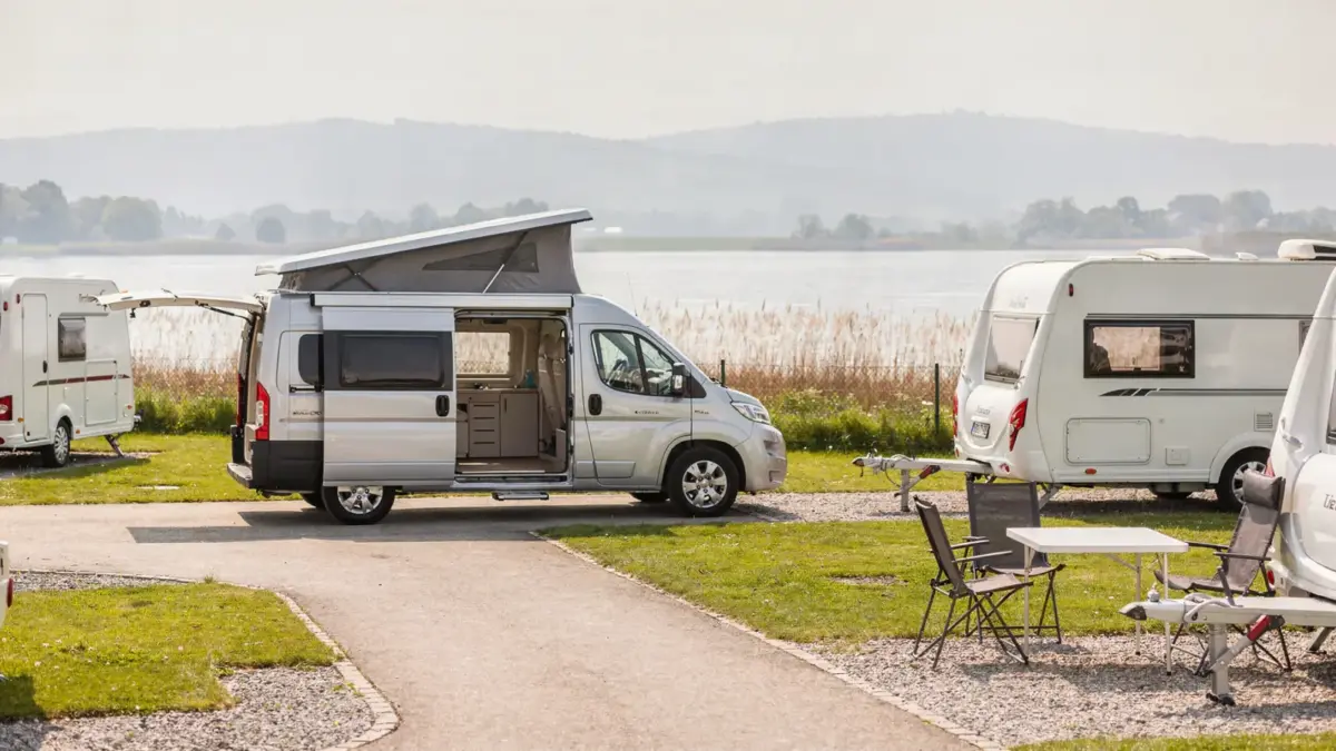 Ganzjähriger Campingplatz am Bodensee mit Wohnmobilen und Caravans am Seeufer