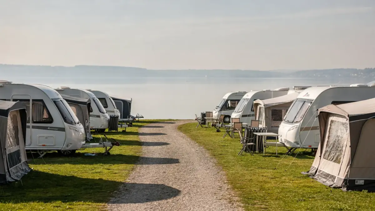 Campingplatz am Ufer des Bodensees mit Zelten und Wohnmobilen direkt am See