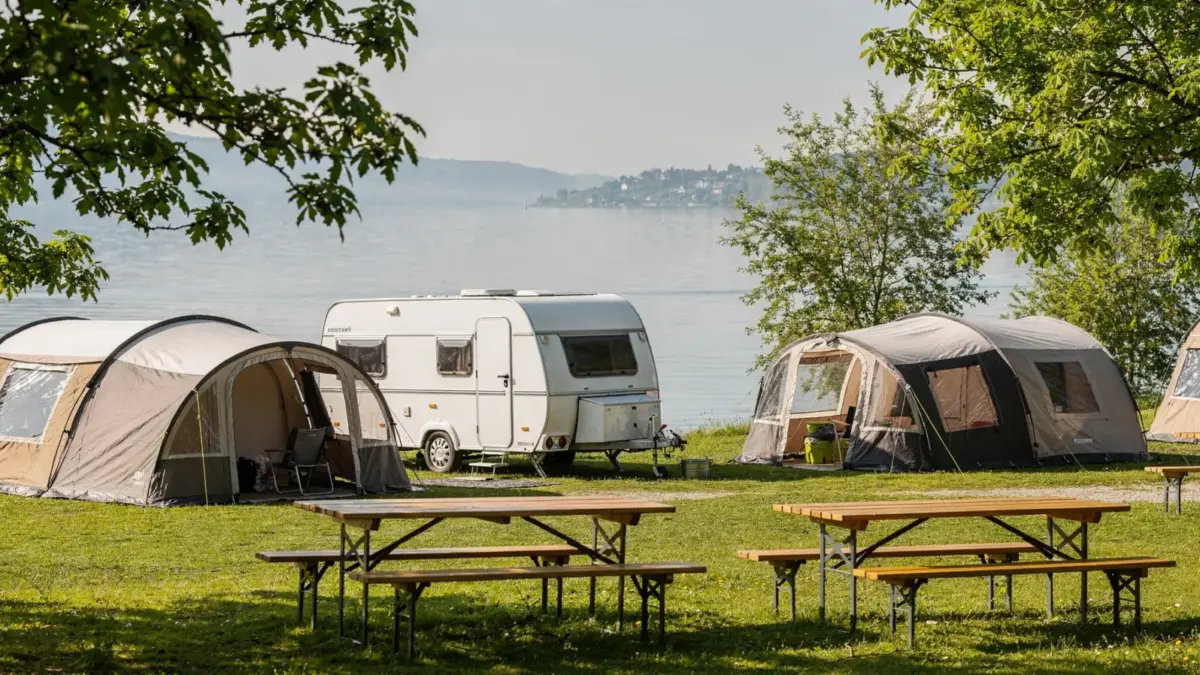 Familien-Campingplatz am Bodensee mit Zelten, Caravan und grüner Uferlandschaft
