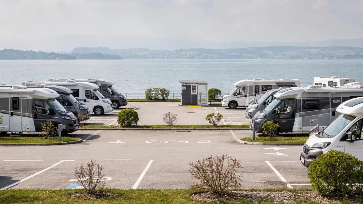 Reservierter Stellplatz am Bodensee mit markierten Parkflächen und See im Hintergrund