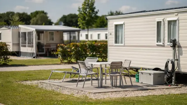 Dauercamping-Kündigungsfrist: gepflegter Dauercampingplatz mit Wohnwagen und Anschlussbereich