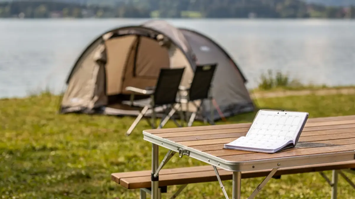 Camping am Bodensee mit Zelt und Kalender zum Thema Stornofrist