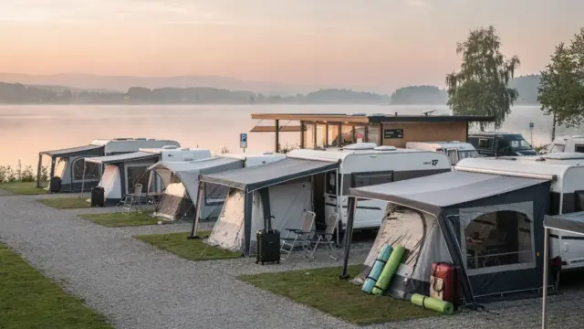 Camping am Bodensee mit Zelten und Wohnmobilen zur Check-out-Zeit bei der Abreise