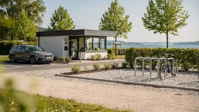 Anreise zum Bodensee-Campingplatz mit Auto, Parkplatz und Empfangsbereich am See