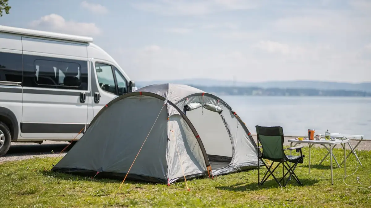 Camping am Bodensee mit Zelt und Wohnmobil an einem gepflegten Stellplatz