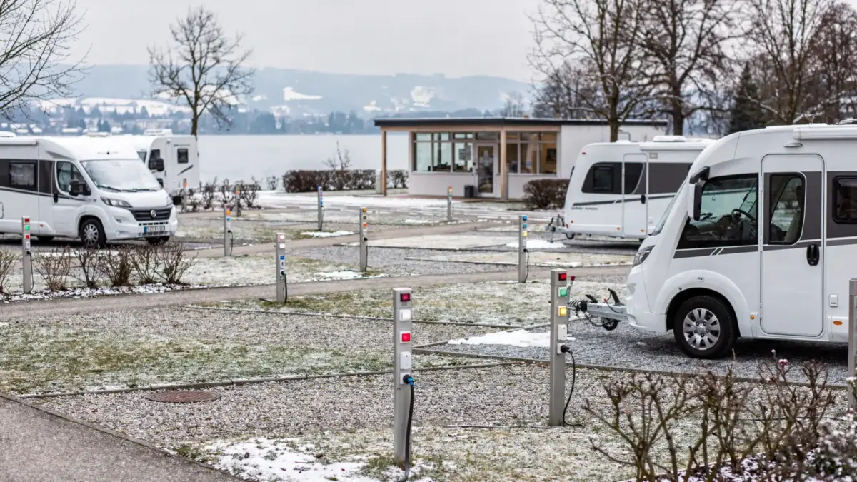 Ganzjährig geöffneter Campingplatz am Bodensee mit Wohnmobilen, Stromanschlüssen und Rezeption