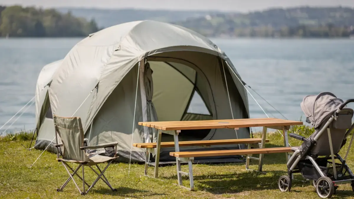 Familienfreundlicher Campingplatz am Bodensee mit Zelt, Kinderstuhl und Kinderwagen für Kleinkinder