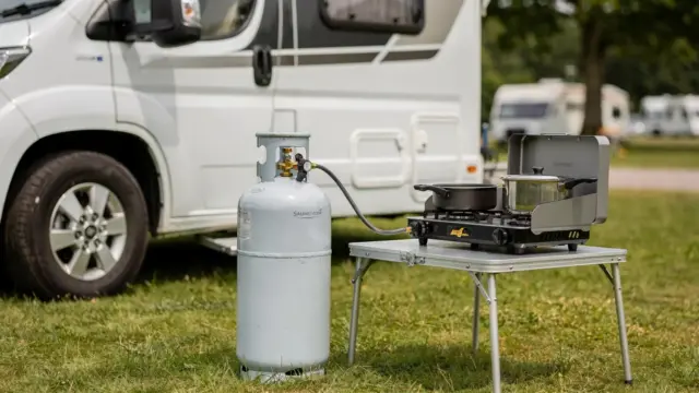 Gasflasche am Campingplatz mit Regler und Schlauch für Anschluss und Lagerung