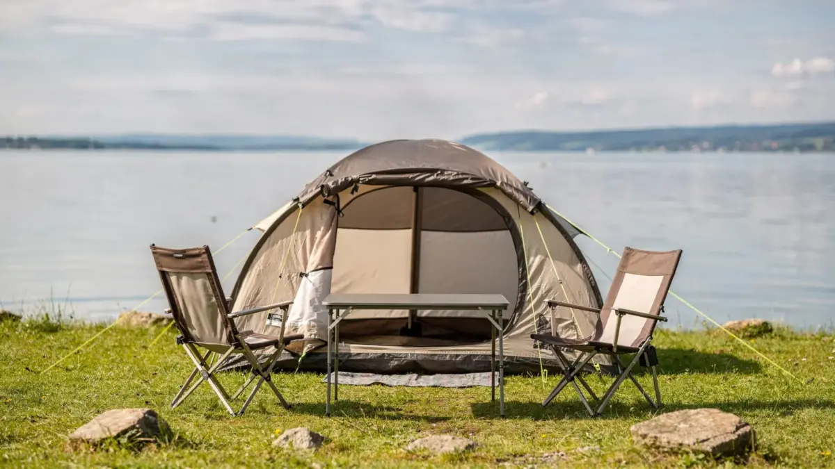 Campingplatz am Bodenseeufer mit Zelt und Campingstühlen am Bodensee