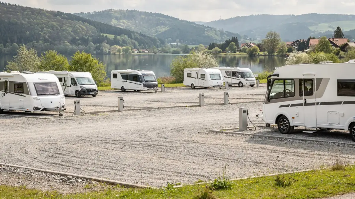 Große Wohnwagen-Stellplätze am Bodensee mit markierten Parzellen und Camping-Infrastruktur
