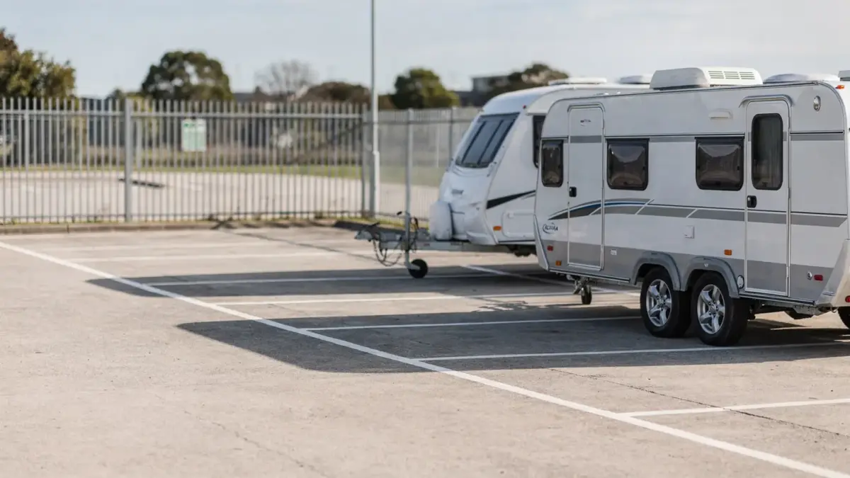 Zugfahrzeug und Wohnwagen auf Stellplatz für Zugfahrzeug und Wohnwagen