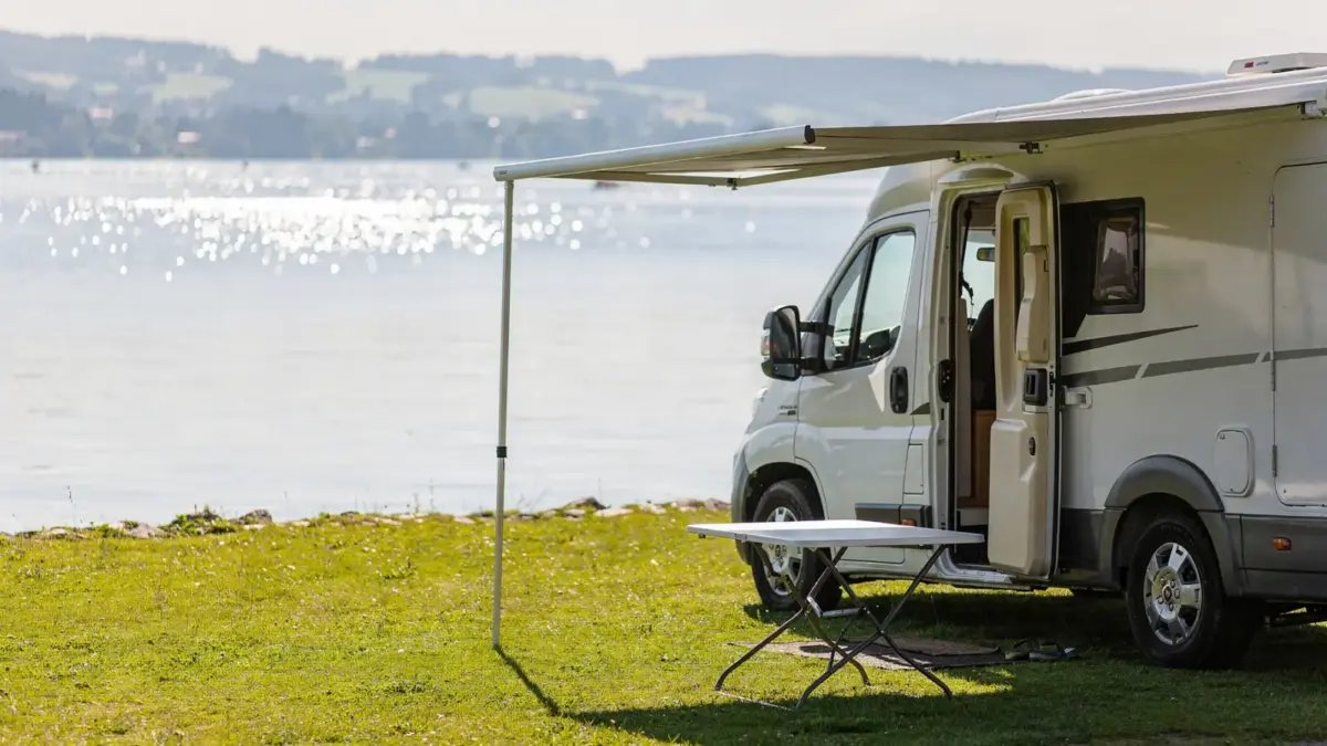 Camper am Bodensee bei starker Sonneneinstrahlung im Sommer