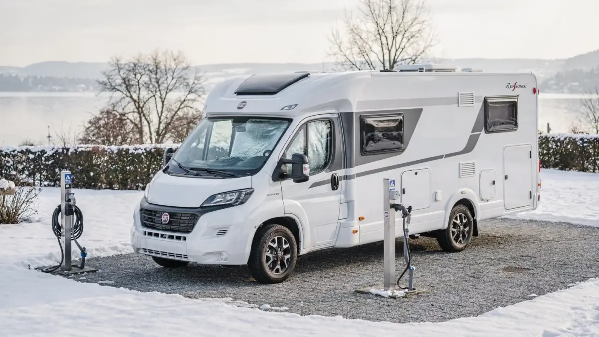 Wintertaugliches Wohnmobil am Bodensee auf einem Stellplatz mit Anschlüssen und winterlicher Umgebung