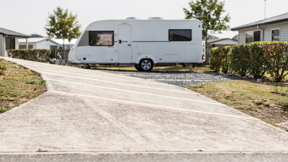 Steile Wohnwagen-Zufahrt mit Caravan an schräger Einfahrt für schwierige Anfahrten