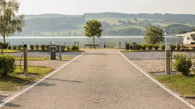 Breite Zufahrt für Wohnwagen auf dem Campingplatz mit Kiesweg und Bodensee-Atmosphäre