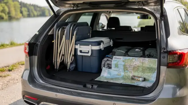 Campingausrüstung im Kofferraum für die Anreise zum Campingplatz am Bodensee