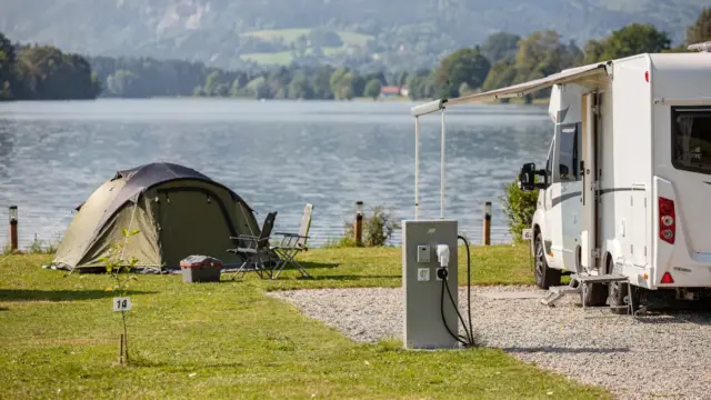 Stromanschluss auf dem Zeltplatz am Bodensee mit Wohnwagen, Zelt und Stromsäule