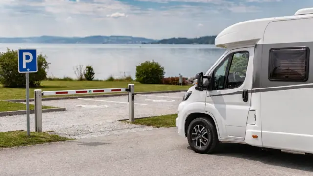 Wohnmobil an einer Zufahrt am Bodensee mit Schranke und Verkehrsschild