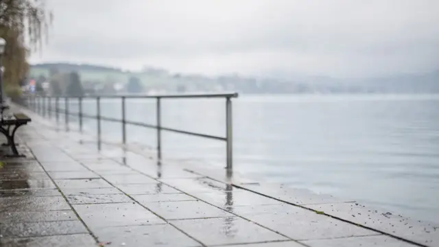 Regnerischer Blick auf den Bodensee mit Promenade und Wolken – passend zum Thema Bodensee Regen im Urlaub