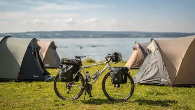 Campingplatz am Bodensee mit Zelt und Fahrrad für Ausflüge und Radfahren